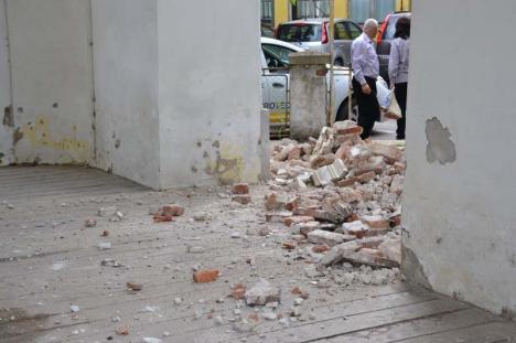 PSD-ul pică! O bună parte din zidul sediului PSD din Beiuş s-a prăbuşit (FOTO)