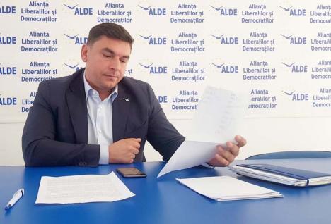 Trădat de bileţel: Ce secrete a aflat Bihorel de pe foaia cu discursuri a șefului ALDE Bihor