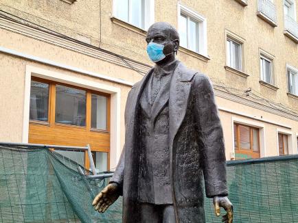 Protecţie pentru toţi: Aurel Lazăr s-a trezit cu mască peste figură (FOTO)