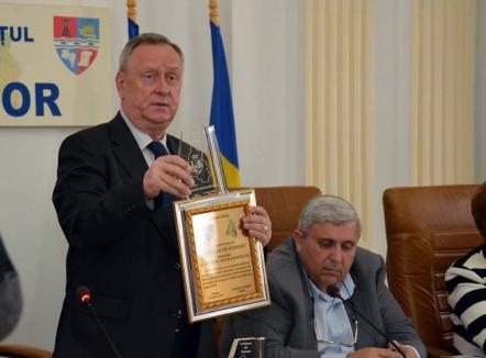 Sfadă pe onoare: Cornel Popa, presat de Sanyi Kiss să ungă cetăţeni de onoare ai judeţului şi nişte maghiari