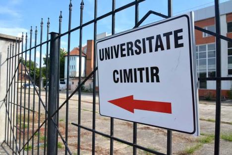 Capăt de drum: Indicatorul care-i trimite pe orădeni la Universitate și… Cimitir