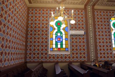 Sinagogă la aer: Sinagoga Ortodoxă şi-a tras aer condiționat pe pereţii cu zugrăveli vechi