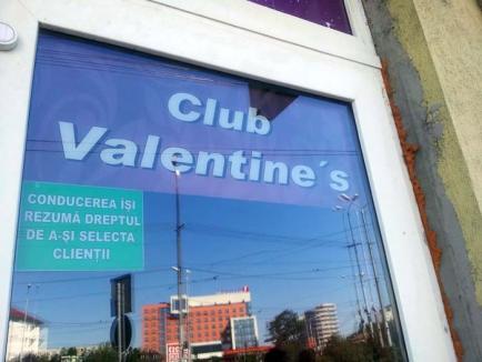 Manelişti rezumaţi: Un club de manele din Oradea îşi 'rezumă' dreptul de a-şi selecta clienţii