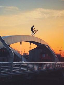 Teribilist pe două roţi: Un orădean s-a dat cu bicicleta pe arcele… Podului Centenarului (VIDEO)