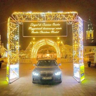 Jmecher în târg: Şi-a parcat BMW-ul în mijlocul Pieţei Unirii, fix sub poarta Târgului de Crăciun!