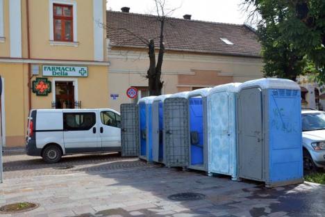 Buda de la farmacie: Toaletele ecologice pentru fanii fotbalului au fost montate în Piaţa Unirii la câţiva metri de o farmacie