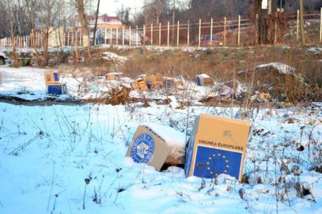 Ajutoare la gunoi: Beneficiarii alimentelor gratuite de la UE aruncă aiurea cutiile în care le-au primit (FOTO)