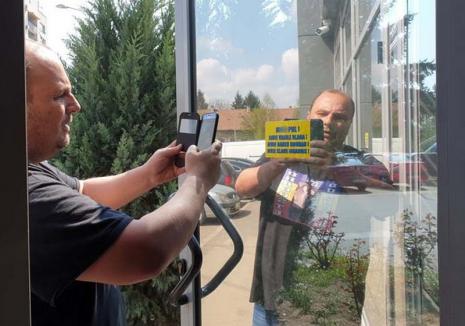 Poliţia afişelor: Cine a lipit abțibildurile anti-PNL pe sediul Primăriei și pe cel al Poliției Locale Oradea