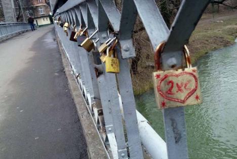Iubiţi pe poduri: Îndrăgostiţii Oradiei umplu balustradele Podului Intelectualilor cu lacăte