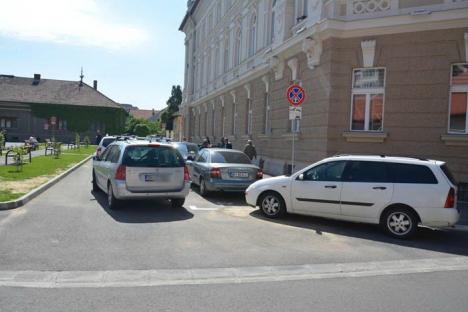 Tare în parcare: Vicepreşedinta Tribunalului Bihor, Crina Muntean, blochează zi de zi drumul public