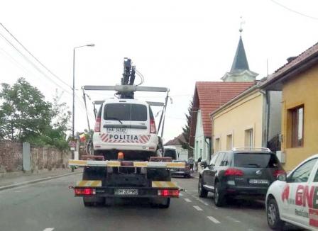 Poliţie pe butuci: Cum au ajuns două autospeciale de Poliţie pe platforma 'hingherilor' din Oradea