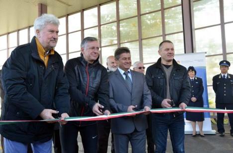 Trei culori cunosc pe lume: Tricolorul românesc a fost uitat la inaugurarea pistei pentru biciclete transfrontaliere