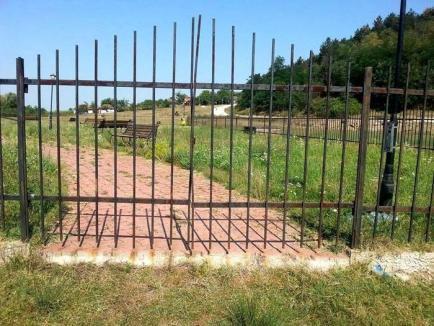 Părăseală la ţară: Un parc de 460.000 de lei din comuna Spinuş a fost lăsat în paragină