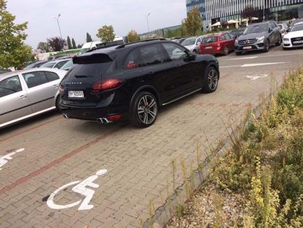 Handicapat 4 x 4: Şi-a parcat Porsche-ul blocând 4 locuri de parcare pentru persoanele cu handicap