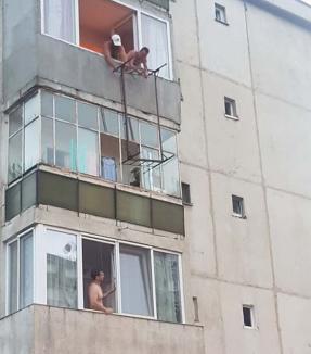 Mutare de şah-pat, în Oradea: Au urcat un pat pe geam până la etajul 3!