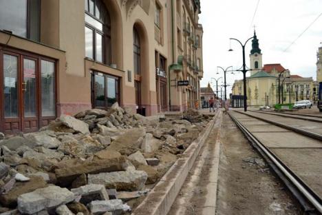 Deranj cu pavajul: O parte din trotuarul de lângă Palatul Vulturul Negru a trebuit dezafectat după ce nu a fost pus bine