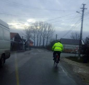 Poliţist la pedală: Un poliţist din Oşorhei circulă cu bicicleta chiar şi când vremea e neprielnică