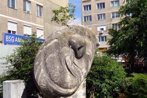 Arbust artistic: Unei statui din Oradea i-a crescut în vârf un copăcel