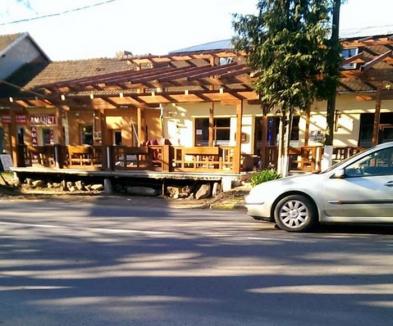 Oraşul nimănui: Deşi amendaţi, patronii cafenelei Fortissimo din Beiuş tot îşi trag terasă-n drum