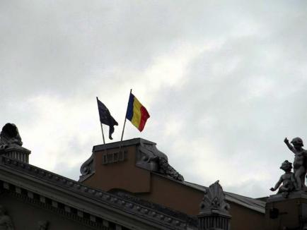 Drapel pe invers: Tricolorul de pe clădirea Teatrului orădean este arborat în partea greşită