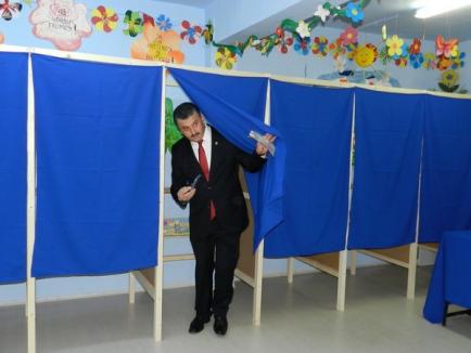 Candidatul PDL la şefia judeţului, Radu Ţîrle, a îndemnat alegătorii să voteze, pentru a da legitimitate şi autoritate aleşilor (FOTO)