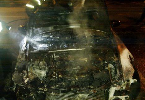 Audi A6 incendiat de o persoană necunoscută, pe Splaiul Crişanei. Victimă colaterală: un Matiz! (FOTO)