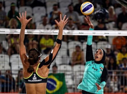 Contrastul civilizaţiilor la Rio 2016: Hijab vs. Bikini la volei feminin (FOTO)