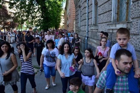 Patimile lui Hristos: Sute de orădeni l-au însoţit pe Iisus pe Drumul Crucii (FOTO / VIDEO)