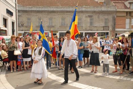 Carnaval european pe străzile Oradiei: Elevii au promovat unitatea în Europa (FOTO/VIDEO)