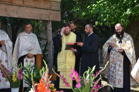 Criticat că n-a mers la înmormântare, episcopul Sofronie a oficiat parastasul părintelui Ciordaş (FOTO)