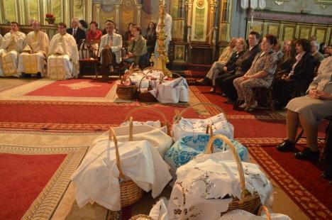 Hristos a Înviat! Sute de orădeni au mers să ia lumină la bisericile din centru (FOTO)