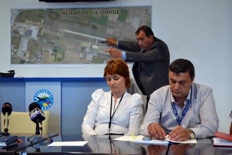 Conducerea Aeroportului a semnat contractul pentru construcţia noii piste (FOTO)