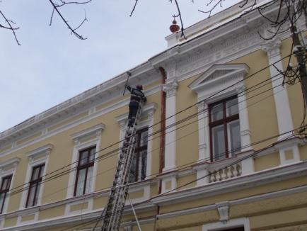 Pompierii, chemaţi să dea jos ţurţurii de gheaţă de pe clădirea DSP Bihor (FOTO)