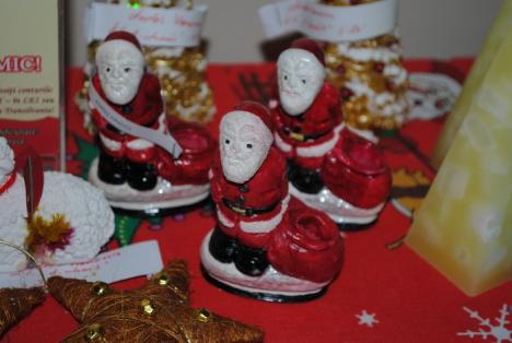 Expoziţie caritabilă cu decoraţiuni de Crăciun hand-made, în Turnul Primăriei