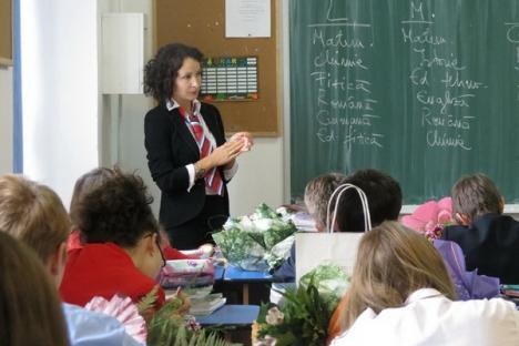 Pod de flori şi săli de clasă proaspăt aranjate pentru piticoţii din clasa zero la primii paşi făcuţi în şcoală (FOTO)