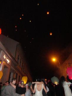 Mii de orădeni au trecut în noul an cântând "La mulţi ani" în centrul oraşului (FOTO)