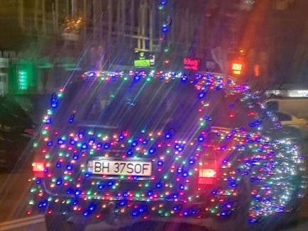 Maşina lui Moş Crăciun: Un orădean şi-a îmbrăcat maşina în luminiţe multicolore (FOTO)