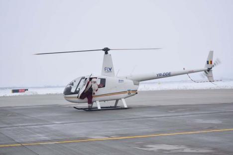 Pista Moșului: Moș Crăciun a aterizat cu elicopterul pe Aeroportul din Oradea