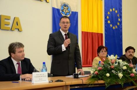 Fostul premier Ungureanu a inaugurat un centru de studii deja existent (FOTO)