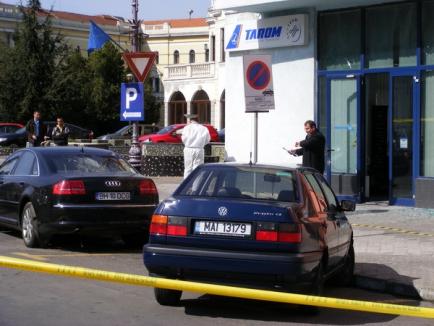 Un Audi a explodat în centrul oraşului. Anchetatorii bănuiesc că e vorba de un dispozitiv artizanal (FOTO)