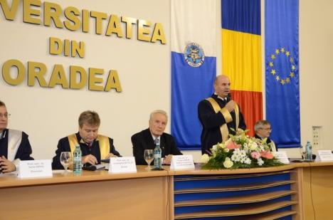 Istoricul Nicolae Edroiu a devenit Doctor Honoris Causa al Universităţii din Oradea (FOTO)