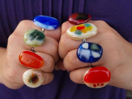 Stăpâna inelelor: O orădeancă realizează bijuterii din cioburi colorate (FOTO)