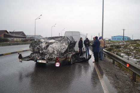 Un orădean şi-a distrus maşina într-un accident stupid, lovind o dubă Mercedes ce tracta, pe semiremorcă, o barcă cu motor (FOTO)