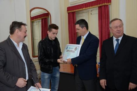 Campionii de la echipa de polo juniori I a CS Crişul, premiaţi de conducerea clubului (FOTO)