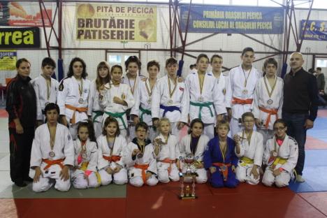 27 de clasări pe podium pentru tinerii judoka orădeni la turneul internațional U12 și U14 din Arad