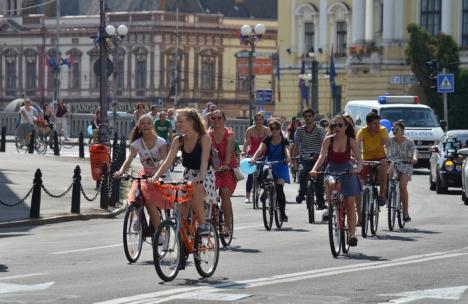 Prima ediţie a Skirt Bike Oradea, o reuşită: Peste 200 de orădence au pedalat prin oraş (FOTO)