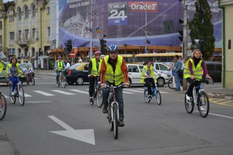 Bicicleta, cel mai rapid mijloc de transport în Oradea. Peste 500 de orădeni au pedalat victorioşi prin oraş (FOTO/VIDEO)