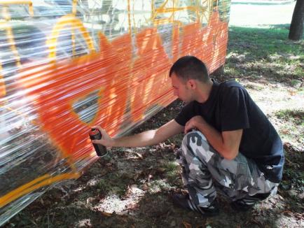 Grafitti între copaci: Doi tineri cer locuri "legale" pentru arta străzii (FOTO)