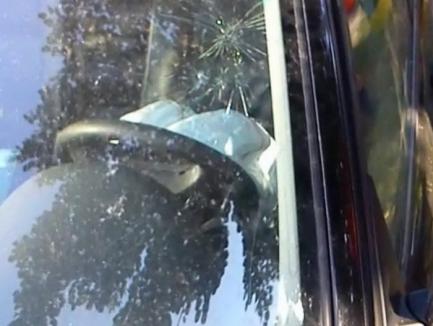 Accident lângă Crişul. Ca să evite impactul cu maşina din faţa sa, şoferul unui BMW a intrat pe contrasens şi a spulberat o Solenza (FOTO)