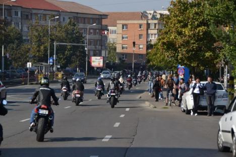Zeci de motociclişti au făcut un "raliu" zgomotos prin oraş (FOTO)